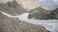 Kain panjang menyelimuti es untuk mencegah meleleh. Penduduk Swiss khawatir hilangnya gletser akan mengganggu pendapatan dari hilangya wisata ski dan resor. 