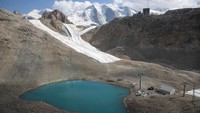 Salju dari musim dingin terakhir ditutupi dengan selimut di area ski Diavolezza dekat resor Alpine Pontresina. Selimut tersebut guna memperlambat pencairan. 