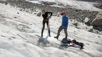 Ahli glasiologi Andreas Linsbauer dan asistennya Andrea Millhaeusler mengebor lubang pada titik pengukuran di Gletser Pers dekat resor Alpen Pontresina, Swiss. Situasi tahun ini menimbulkan kekhawatiran bahwa gletser Pegunungan Alpen mungkin lenyap lebih cepat dari yang diperkirakan.