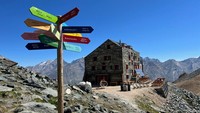Bangunan di salah satu puncak Pegunungan Alpen, Swiss. Suhu di pegunungan tersebut memanas 0,3 derajat celsius setiap 10 tahun — sekitar dua kali lebih cepat dari rata-rata global. (Emma Farge/Reuters)