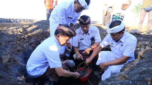 Bupati Klungkung, I Nyoman Suwirta melakukan peletakan batu pertama terkait penataan area pedagang di Pura Goa Lawah, tepat saat Tilem Sasih Kasa, Kamis (28/7/2022).