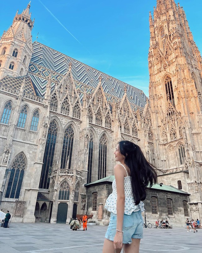 Dilihat dari akun Instagram, perjalanan mereka dimulai dari Austria. Kedua aktris film itu terlihat berpose di depan Katedral St Stephen di Vienna. Foto: Instagram