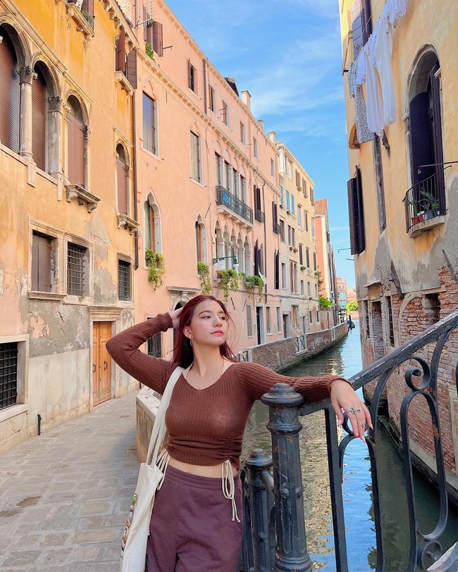 Tak hanya Austria, Baby Tsabina dan Cassandra Lee juga liburan ke Italia. Ini gaya Cassandra ketika jadi cewek bumi berbusana serba cokelat. Foto: Instagram