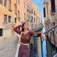 Tak hanya Austria, Baby Tsabina dan Cassandra Lee juga liburan ke Italia. Ini gaya Cassandra ketika jadi cewek bumi berbusana serba cokelat. Foto: Instagram