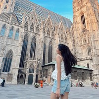 Dilihat dari akun Instagram, perjalanan mereka dimulai dari Austria. Kedua aktris film itu terlihat berpose di depan Katedral St Stephen di Vienna. Foto: Instagram