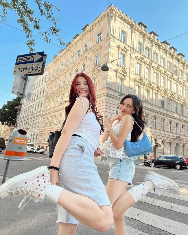 Kedua sahabat itu kompak mengenakan atasan tank top dengan gaya masing-masing. Cassandra memadukannya dengan sweatpants pendek abu-abu sedangkan mengenakan atasan yang lebih feminin dan celana jeans pendek. Foto: Instagram