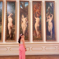 Begini gaya Cassandra Lee di Belvedere Museum yang terlihat fresh. Pemain film Rain keturunan Korea dan Jepang itu memilih crop top putih dengan celana hot pink yang mencuri perhatian.Foto: Instagram