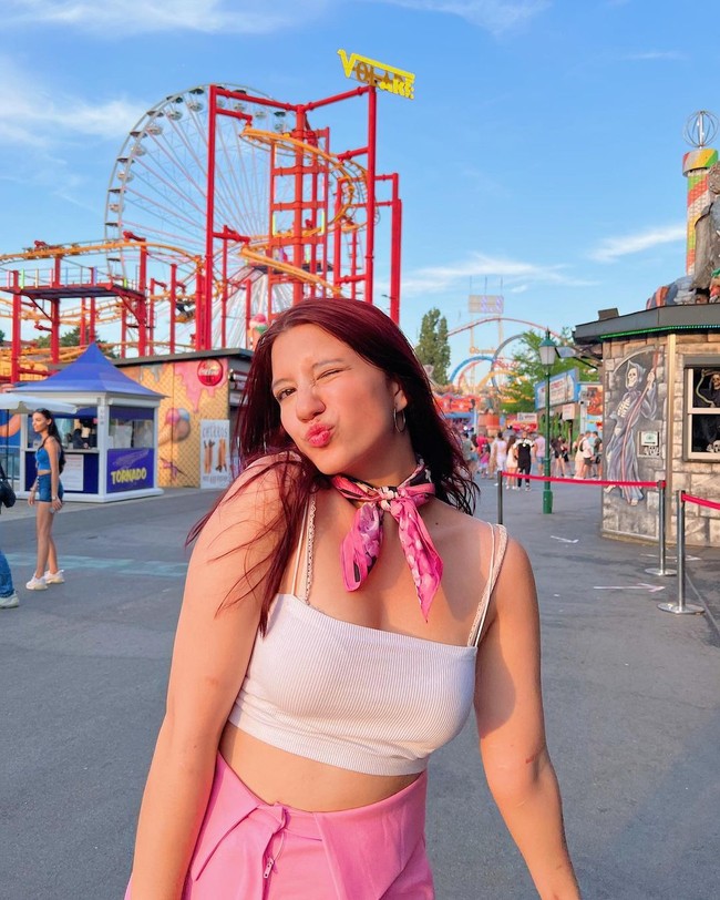 Gaya Cassandra berikut jadi inspirasi kamu saat jalan-jalan. Aksesori digunakannya secara multifungsi sebagai bandana dan scarf di leher. Hal ini membuat foto-foto kamu tampak berbeda meski diambil di hari yang sama.Foto: Instagram