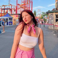 Gaya Cassandra berikut jadi inspirasi kamu saat jalan-jalan. Aksesori digunakannya secara multifungsi sebagai bandana dan scarf di leher. Hal ini membuat foto-foto kamu tampak berbeda meski diambil di hari yang sama.Foto: Instagram