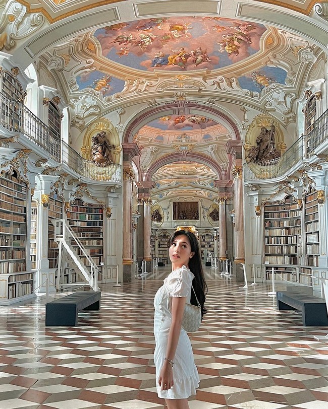 Kedua artis ini kompak mengenakan dress putih di Stiftsbibliothek Admont. Beby Tsabina yang pernah dalam film Rentang Kisah tersebut memilih dress cantik yang dipadukan dengan tas Dior.Foto: Instagram