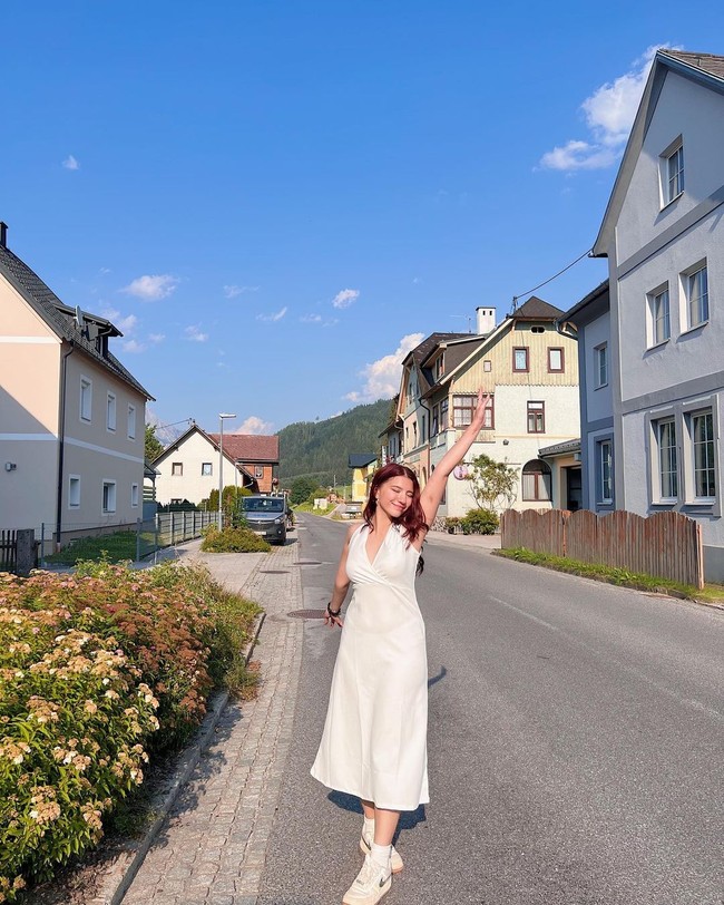 Sementara Cassandra Lee terlihat seksi dengan halter dress yang membentuk badan. Foto: Instagram