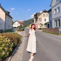 Sementara Cassandra Lee terlihat seksi dengan halter dress yang membentuk badan. Foto: Instagram