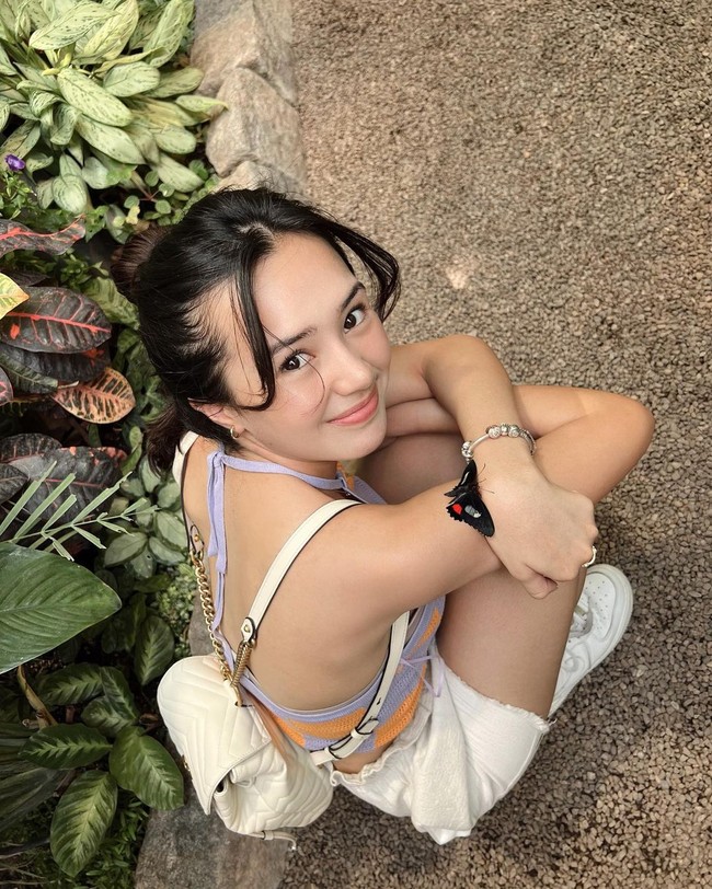 Baby Tsabina bergaya ala cewek kue dengan halter top ungu-oranye dan celana pendek. Foto: Instagram