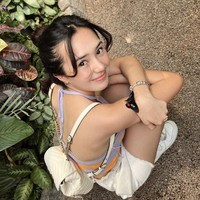 Baby Tsabina bergaya ala cewek kue dengan halter top ungu-oranye dan celana pendek. Foto: Instagram