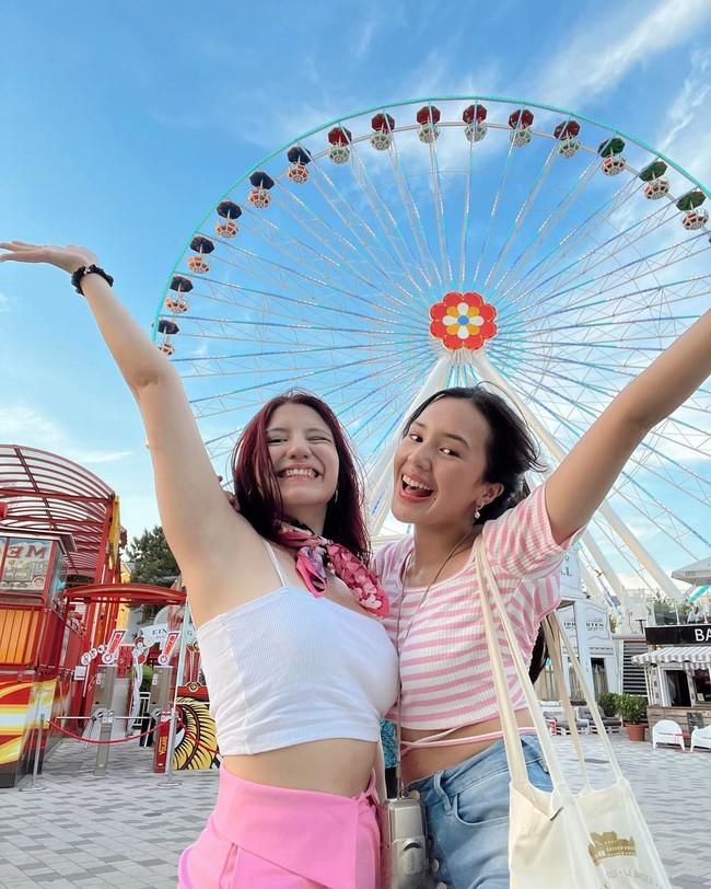 Baby Tsabina dan Cassandra Lee sedang liburan bersama ke Eropa. Di Instagram, keduanya banyak mengunggah potret kekompakan saat berwisata ke tempat-tempat yang indah. Foto: Instagram