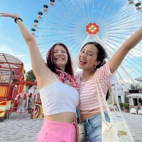 Baby Tsabina dan Cassandra Lee sedang liburan bersama ke Eropa. Di Instagram, keduanya banyak mengunggah potret kekompakan saat berwisata ke tempat-tempat yang indah. Foto: Instagram