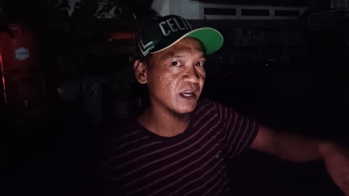 Sebuah bangunan di Jalan Rawa Sawah 2, Galur, Johar Baru, Jakarta Pusat, roboh. Seorang warga bernama Yanto (42) menyaksikan adanya retakan di tembok sebelum bangunan tersebut roboh.

Yanto mengatakan peristiwa terjadi sekitar pukul 15.15 WIB, (28/7/2022). Saat itu dirinya tengah menyiapkan dagangan di warungnya yang juga menyatu dengan bangunan yang roboh.