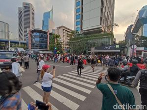 ABG Ngeyel Catwalk di Zebra Cross Dukuh Atas, Petugas: Gunakan Trotoar