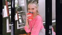Ada juga momen Claudia Senduk saat menikmati kopi. Begini gaya ngopinya dengan cangkir berwarna merah sambil menenteng tas belanjaan. Foto: Instagram @claudiasenduk