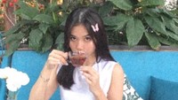 Ada lagi momen ngeteh nya. Terlihat Claudia Senduk tengah menyeruput teh di sebuah kafe yang dihiasi dengan bunga mewah. Foto: Instagram @claudiasenduk