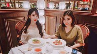 Makan bareng temannya di restoran mewah, Claudia Senduk memesan menu pasta. Tak lupa juga ia memesan secangkir teh. Foto: Instagram @claudiasenduk