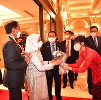 Dita Karang membuat penggemar bangga. Idol KPop asal Indonesia itu menyambut kedatangan Presiden RI Joko Widodo dan Ibu Iriana di Seoul, Korea Selatan pada Rabu (27/7/2022) malam. Foto: dok. Twitter @setkabgoid