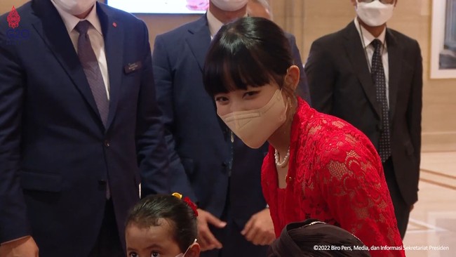 “Sugeng rawuh. Selamat datang di Seoul, Korea Selatan,” ucap Dita Karang menyampaikan salam dalam bahasa Jawa dan Indonesia. Dalam kesempatan itu, dia mengenakan kebaya merah dan kalung mutiara yang mempermanis penampilannya. Foto: dok. YouTube Sekretariat Presiden