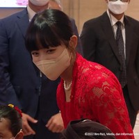 “Sugeng rawuh. Selamat datang di Seoul, Korea Selatan,” ucap Dita Karang menyampaikan salam dalam bahasa Jawa dan Indonesia. Dalam kesempatan itu, dia mengenakan kebaya merah dan kalung mutiara yang mempermanis penampilannya. Foto: dok. YouTube Sekretariat Presiden