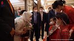 Dita Karang Secret Number Berkebaya Merah Sambut Jokowi di Seoul