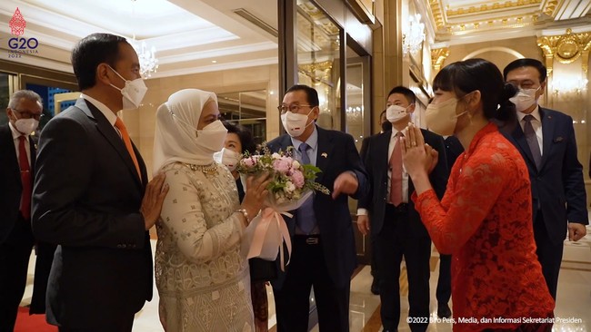 Seperti yang terlihat dalam dokumentasi Sekretariat Presiden, Dita Karang memberikan buket bunga untuk Ibu Iriana. Foto: dok. YouTube Sekretariat Presiden