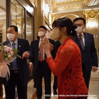 Seperti yang terlihat dalam dokumentasi Sekretariat Presiden, Dita Karang memberikan buket bunga untuk Ibu Iriana. Foto: dok. YouTube Sekretariat Presiden