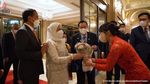 Dita Karang Secret Number Berkebaya Merah Sambut Jokowi di Seoul