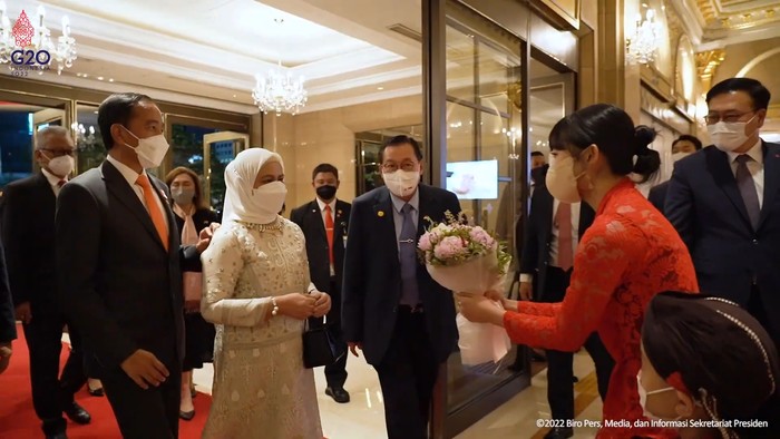 Dita Karang, member girlband K-Pop Secret Number, menyambut Presiden Joko Widodo dan Ibu Iriana di Seoul, Korea Selatan.