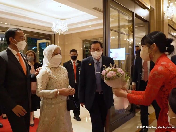 Dita Karang Secret Number Berkebaya Merah Sambut Jokowi di Seoul