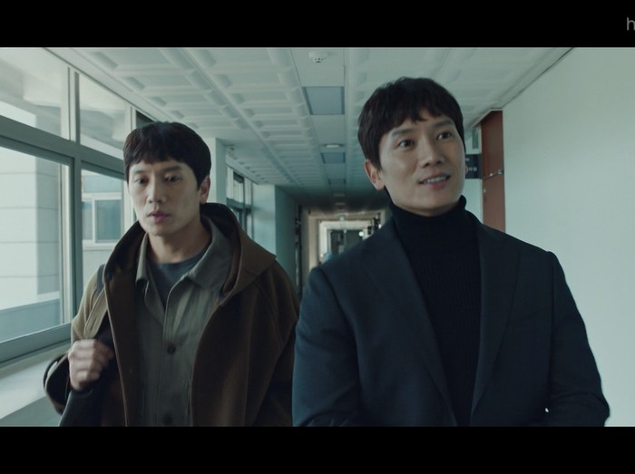 Ji Sung tampil sebagai saudara kembar di Adamas. Foto: dok. Disney+ Hotstar Ji Sung tampil sebagai saudara kembar di Adamas. Foto: dok. Disney+ Hotstar