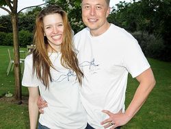 Mesranya Elon Musk dengan Wanita yang Dua Kali Dinikahinya