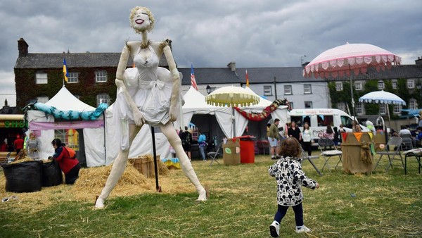 Orang-orangan sawah bertema Marilyn Monroe juga memeriahkan festival. Tampak seorang anak kecil melintas di depan Marilyn Monroe. Orang-orangan sawah bertema Marilyn Monroe juga memeriahkan festival. Tampak seorang anak kecil melintas di depan Marilyn Monroe.