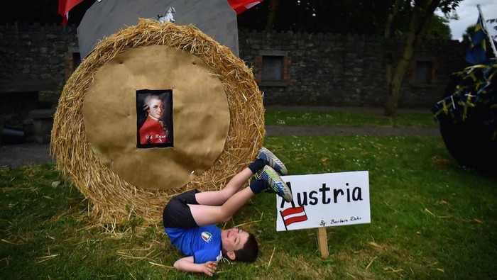 Para peserta membuat orang-orangan sawah dalam Durrow Scarecrow Festival, di Kota Durrow, Irlandia, Rabu (27/7/2022). Ada mennggunakan karakter hantu, petani hingga kartun yang lucu. Lihat nih kreatifitas mereka.