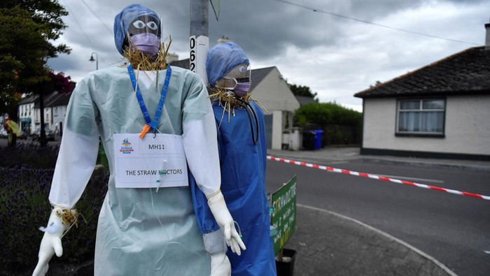 Para peserta membuat orang-orangan sawah dalam Durrow Scarecrow Festival, di Kota Durrow, Irlandia, Rabu (27/7/2022). Ada mennggunakan karakter hantu, petani hingga kartun yang lucu. Lihat nih kreatifitas mereka.