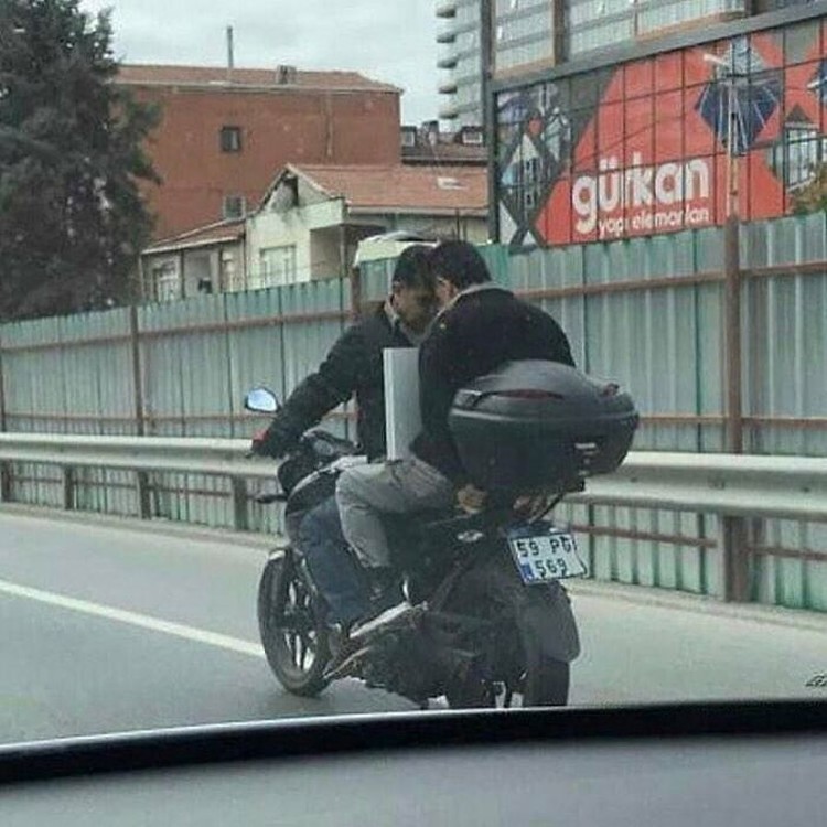 Foto Aksi Nyeleneh
