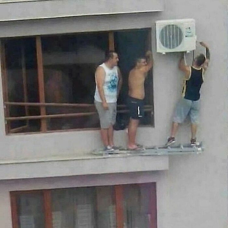 Foto Aksi Nyeleneh