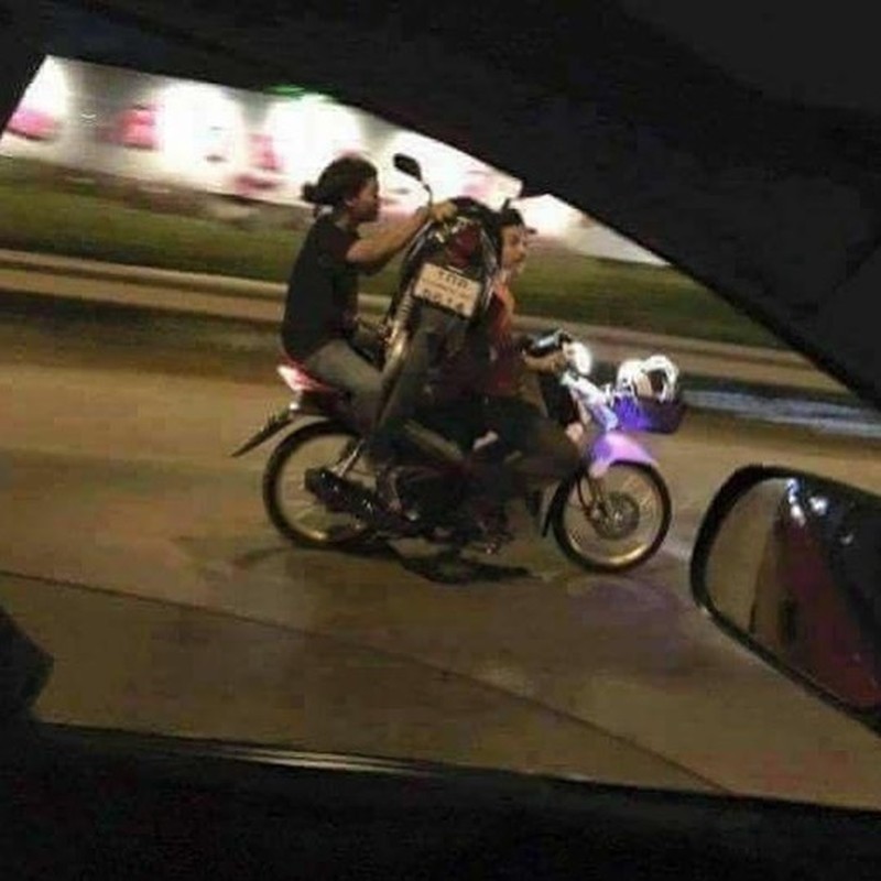 Foto Aksi Nyeleneh