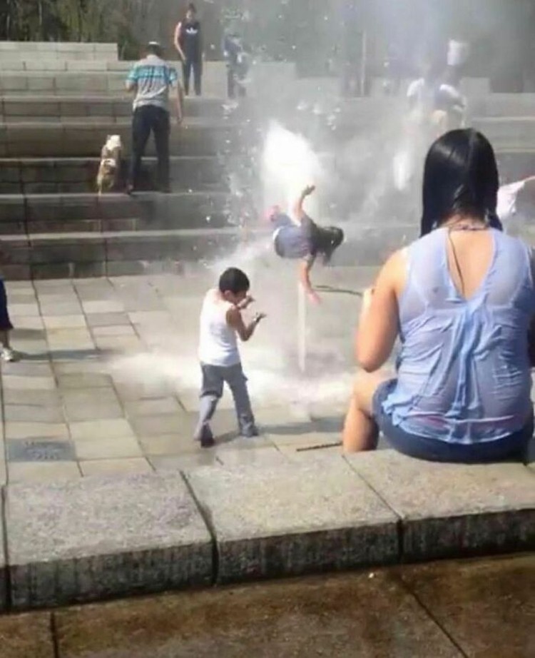 Foto Aksi Nyeleneh
