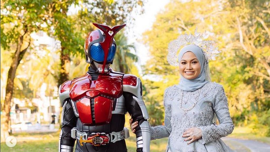 Viral Foto Pernikahan Ksatria Baja Hitam dengan Pengantin Berhijab