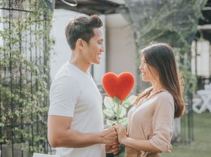 Punya Pesona Berbeda, Ini Alasan Lelaki Pemalu Bisa Jadi Pacar Terbaik