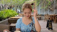Menyambangi restoran dengan tema hijau dan alami menjadi kesukaan Rebecca untuk menyantap makanan lezat. Menunya berupa croissant, quiche hingga teh hangat. Foto: Instagram/beccamci7
