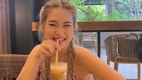 Bersantai di kafe juga dipilihnya untuk menenangkan diri setelah menjalani aktivitas yang padat. Segelas es kopi susu dipesannya untuk melepas dahaga.Foto: Instagram/beccamci7