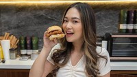 Handal memasak, Rebecca mampu menciptakan berbagai makanan. Mulai dari burger hingga kreasi nasi Padang yang dibungkus dengan kulit tortilla.Foto: Instagram/beccamci7
