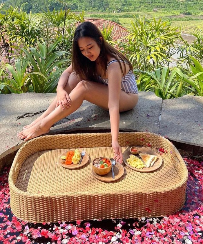 Galeri Rebecca Suwignyo Rebecca Suwignyo Jago Masak dan Hobi Makan di Restoran Keren