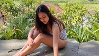 Saat berlibur, Rebecca juga tak lupa memesan layanan floating breakfast. Potongan buah dan roti bakar disajikan di atas kolam cantik yang penuh bunga. Foto: Instagram/beccamci7